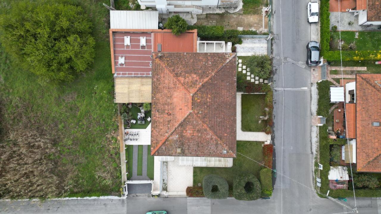 Готель La Brise Марина-ді-П'єтразанта Екстер'єр фото
